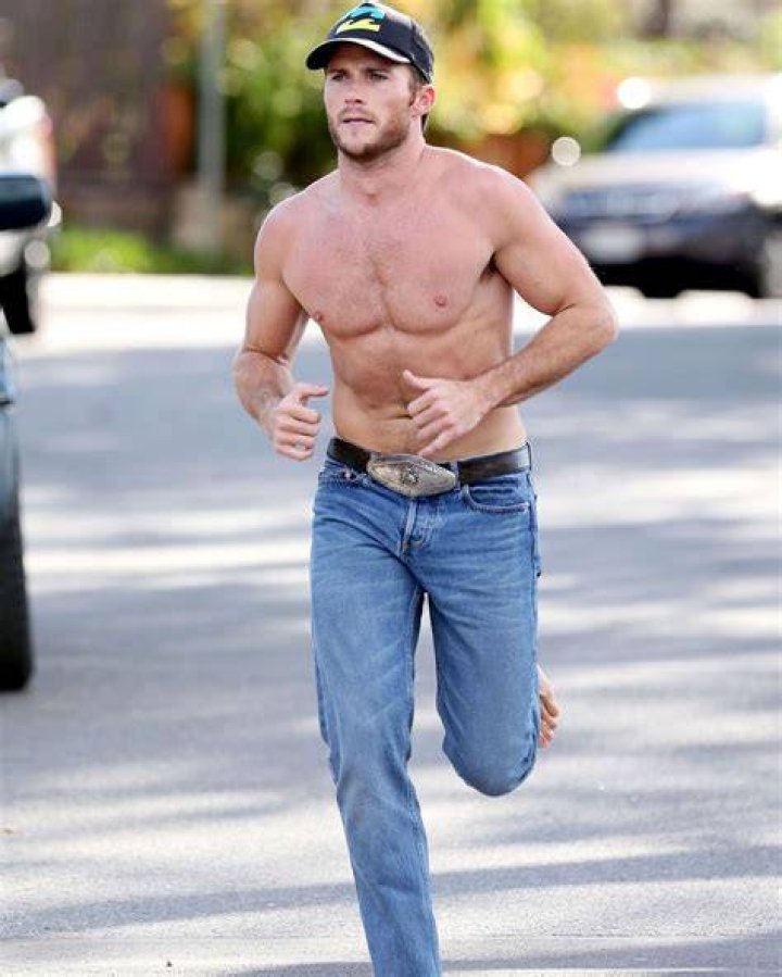 Scott Eastwood gym workout