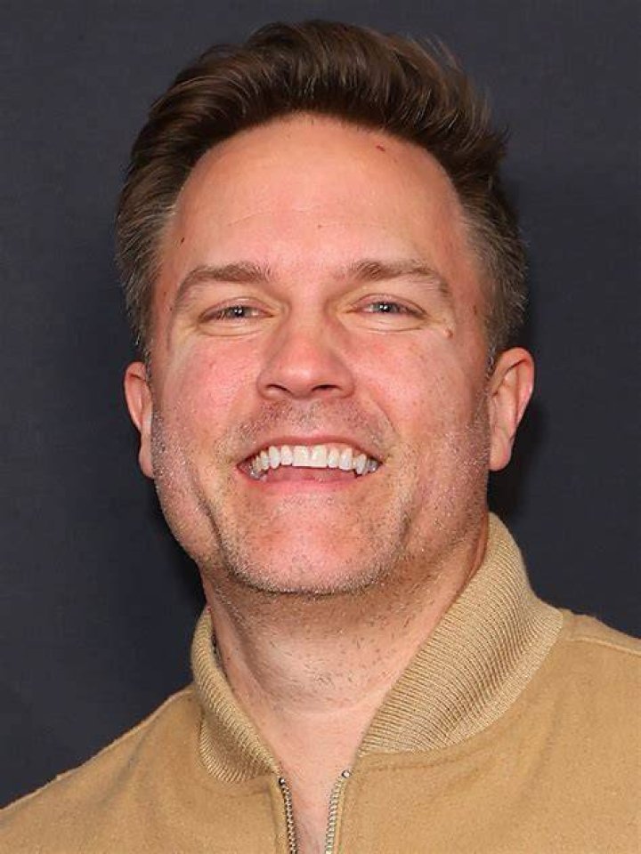 Scott Porter posing for a picture with his family in November 2020