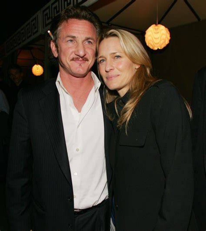 Sean Penn posing with Former President of Argentina Cristina Fern&aacute;ndez in February 2012