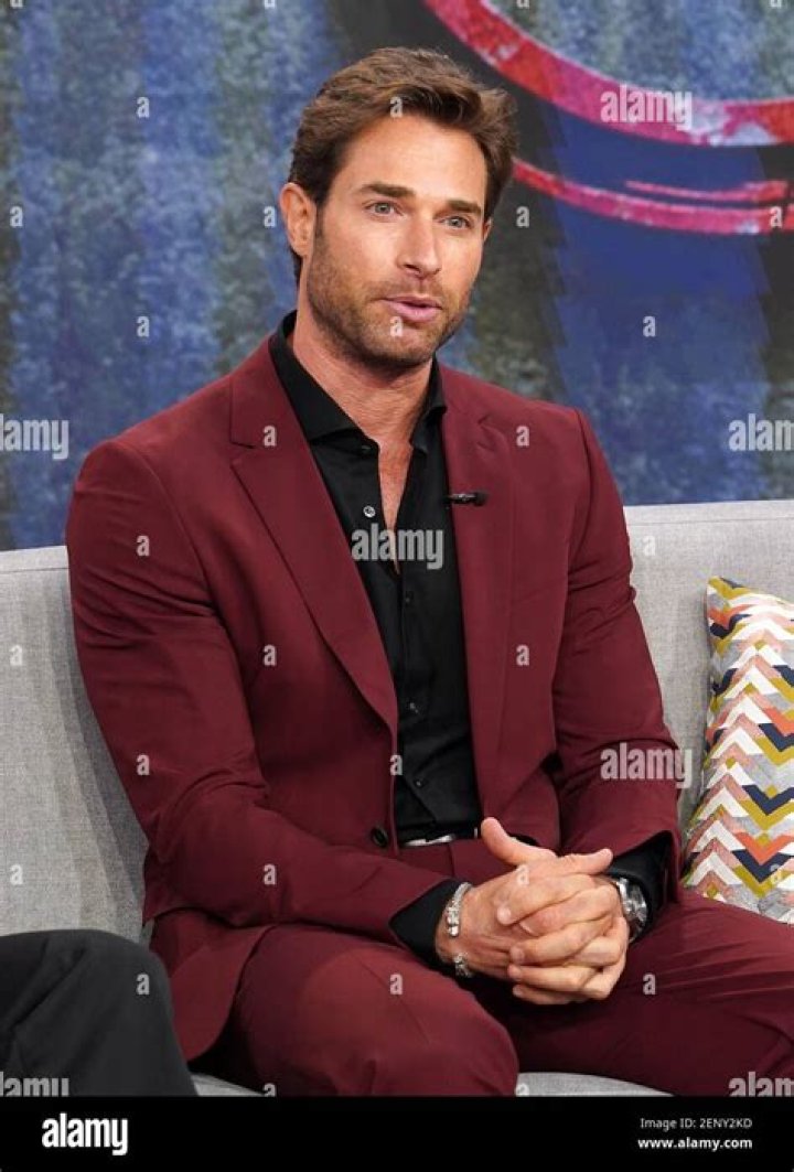 Sebastian Rulli as seen in a Christmas selfie along with Angelique Boyer in December 2019