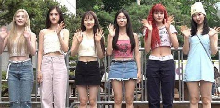 Seeun (extreme left) as seen with other members of STAYC in 2022