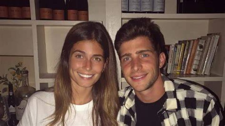Sergi Roberto and Coral Simanovich, with their daughter, as seen in April 2020