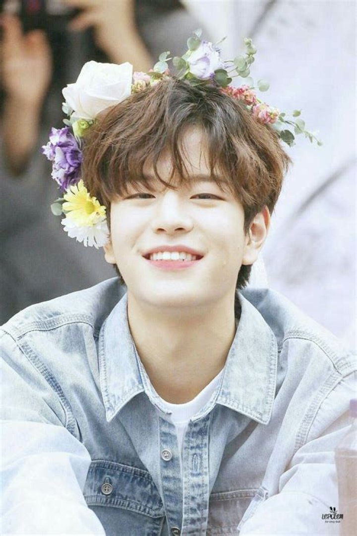 Seungmin posing for a picture in April 2022