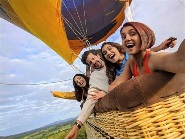 Shakti taking a selfie with sisters Mukti, Neeti (extreme left), and brother-in-law Nihaar Pandya in March 2020