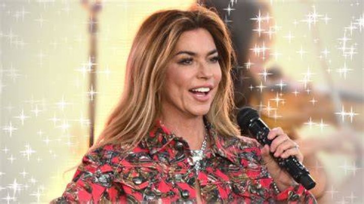 Shania Twain receiving the Artist of a Lifetime honor during CMT Awards 2016