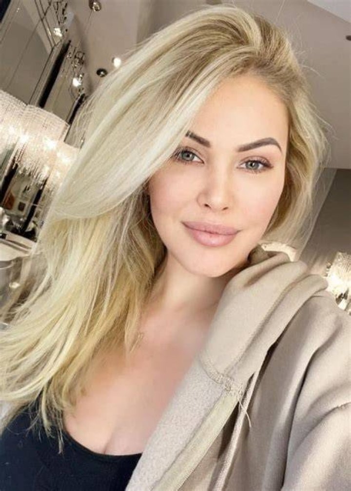 Shanna Moakler showing her newly done hair at a salon in April 2023