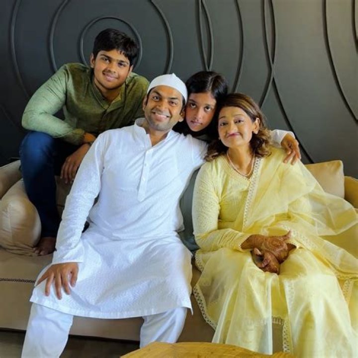 Sharib Hashmi with his family in December 2020 wishing his wife a happy wedding anniversary