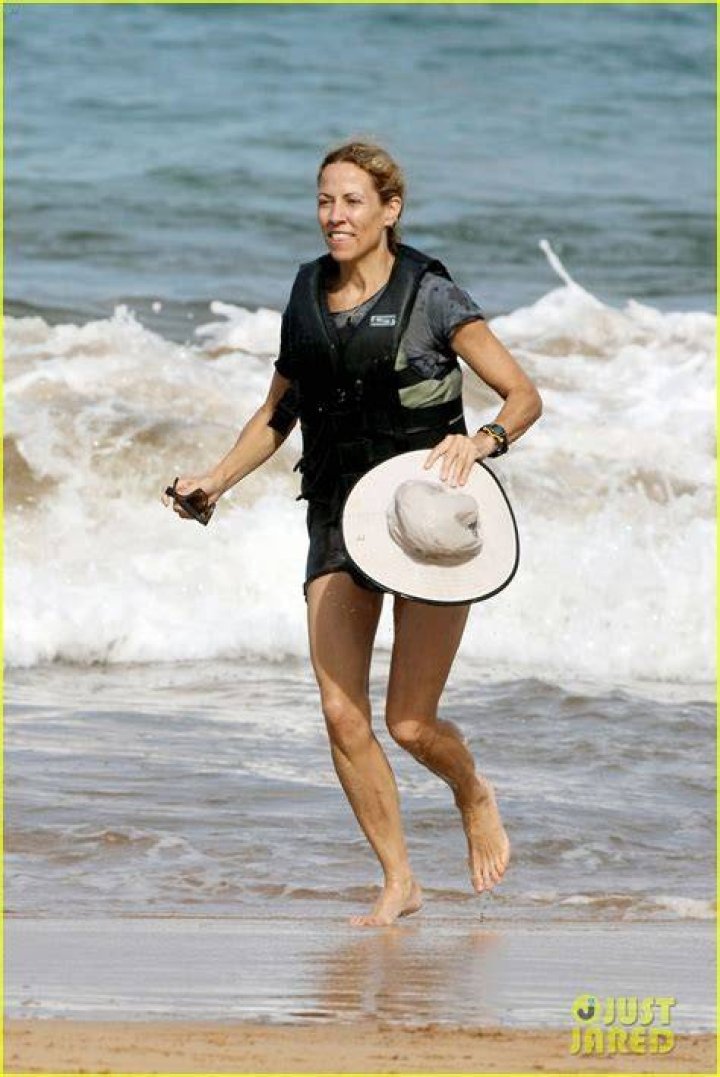 Sheryl Crow flaunts bikini body in Maui, Hawaii