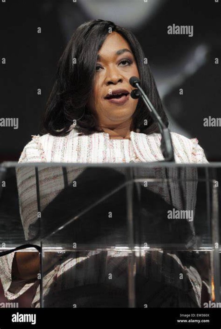 Shonda Rhimes during the 2015 Writers Guild Awards LA Ceremony in the middle of weight loss