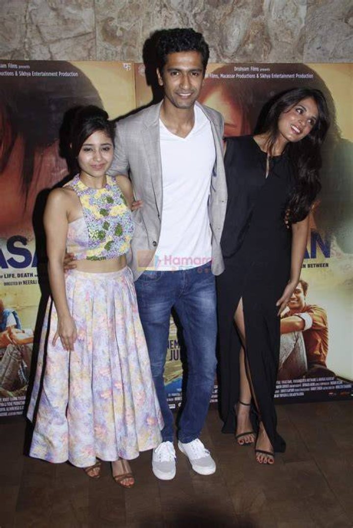 Shweta Tripathi and Vicky Kaushal posing for the camera at a screening of 'Masaan' in 2015