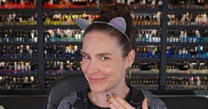 Simply Nailogical in an Instagram selfie as seen in April 2018