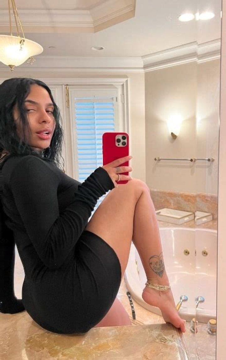 Skye Morales in a mirror selfie with Trippie Redd in September 2022