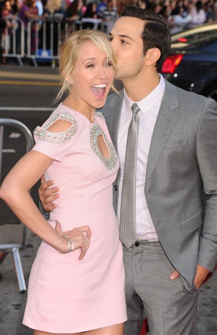 Skylar Astin and Anna Camp