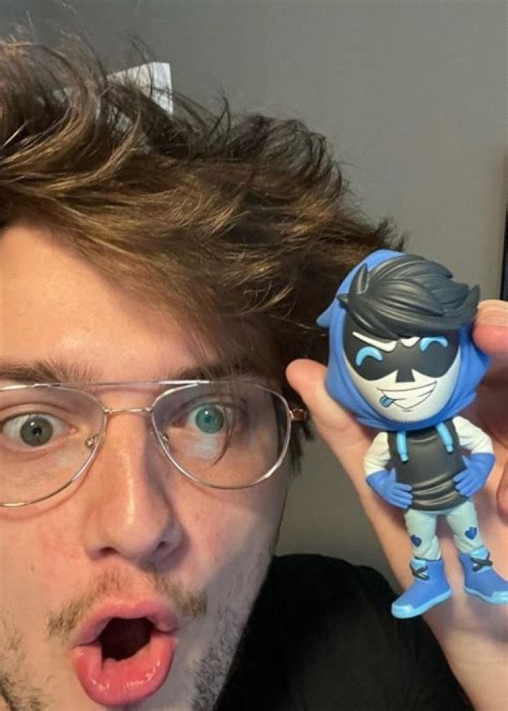 Sneegsnag excitedly showing his fans a figurine of him in youtooz in June 2022