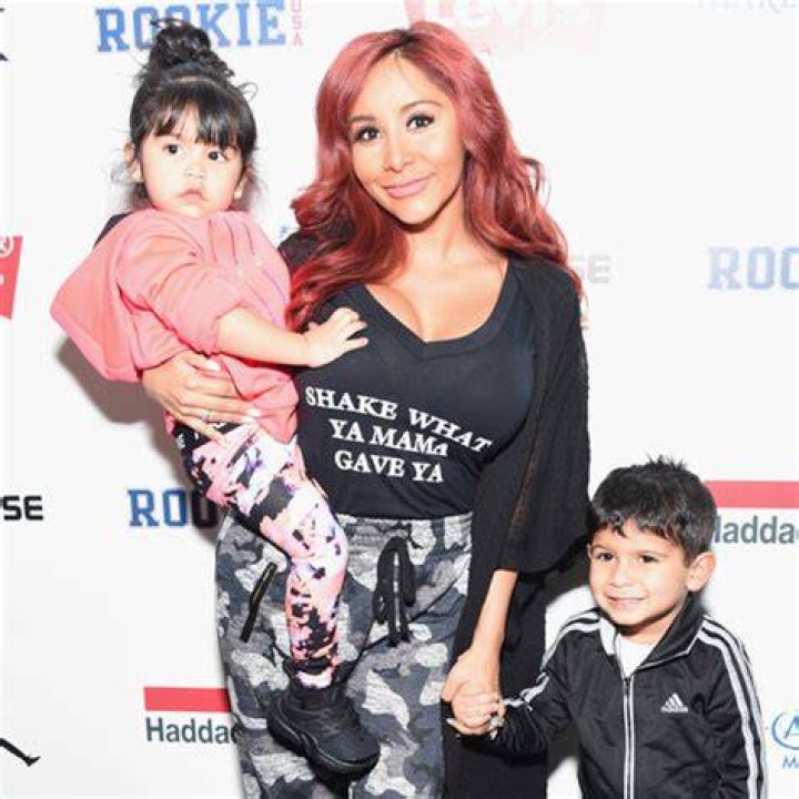 Snooki showing her arms