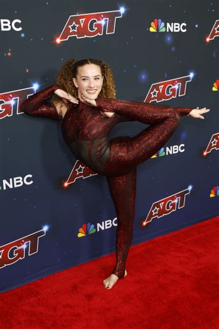 Sofie Dossi with her AGT mom Heidi Klum in August 2017