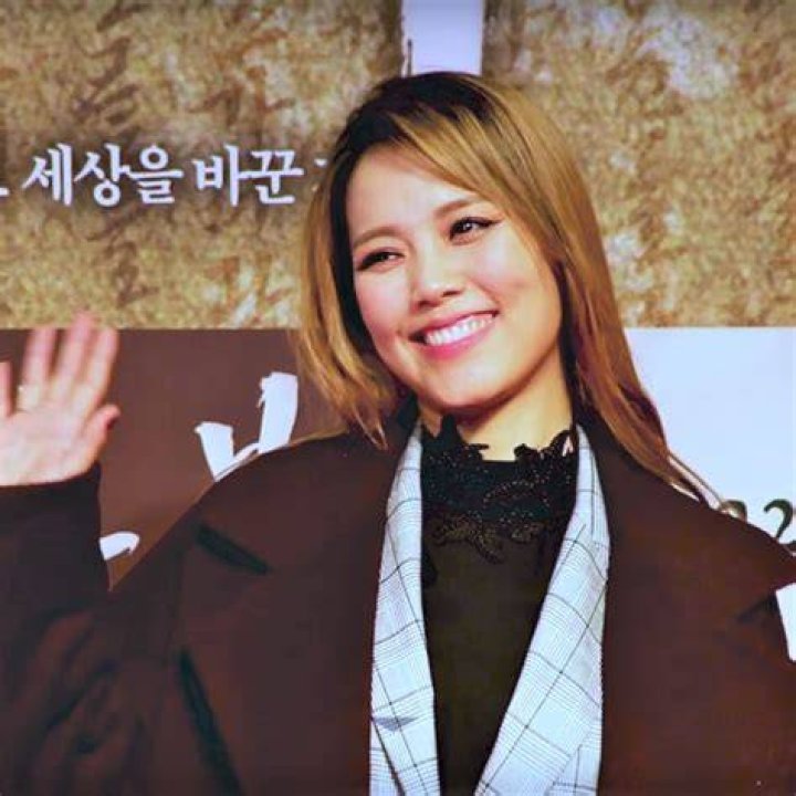 Sohyang as seen in screenshot from a video that was taken during the VIP premiere of the movie Heung-boo The Revolutionist in 2018