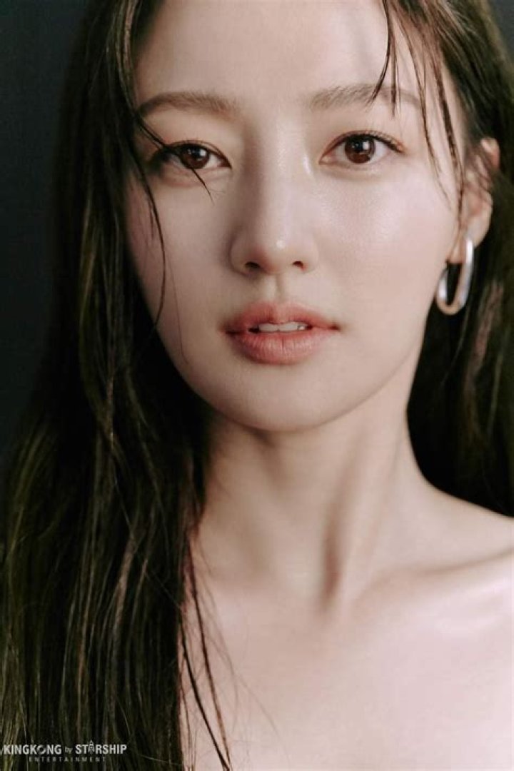 Song Ha-yoon in 2017