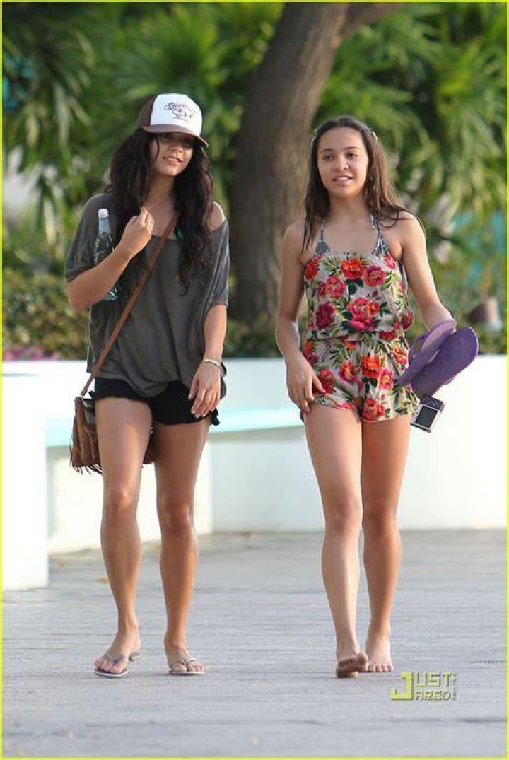 Stella Hudgens height