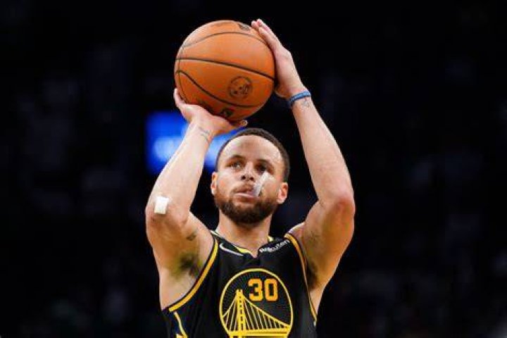 Stephen Curry during a NBA match between Golden State Warriors and Phoenix Suns.