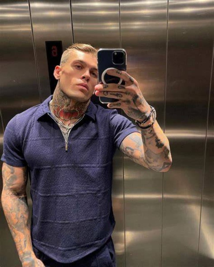 Stephen James in a mirror selfie in December 2017