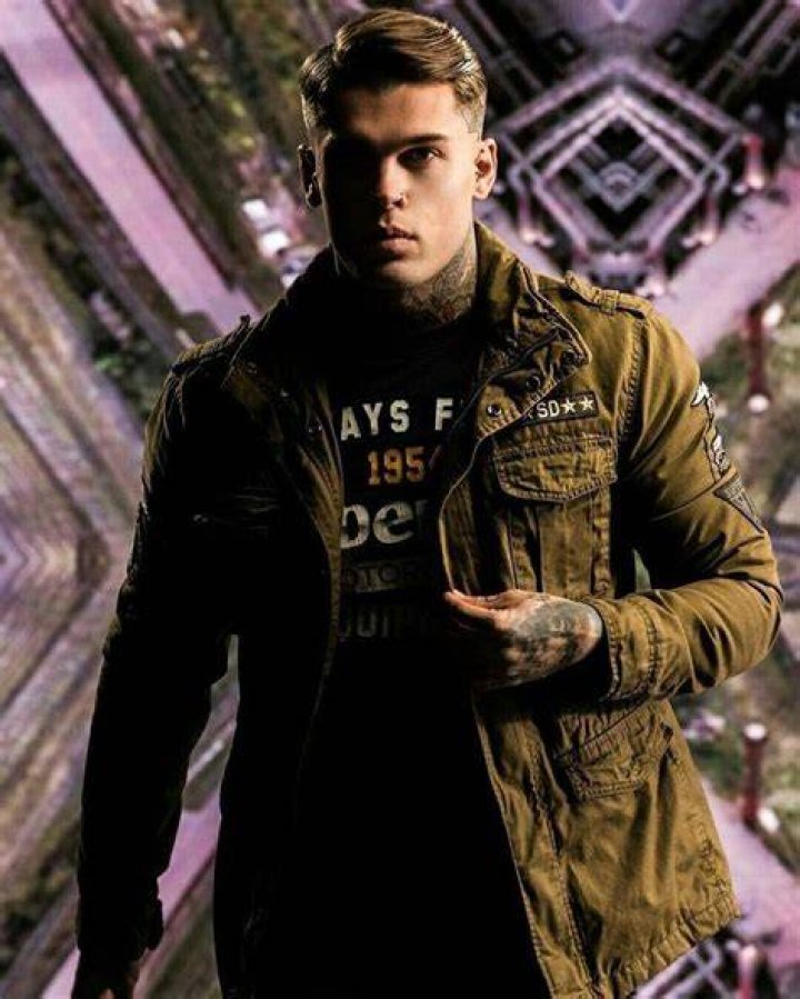 Stephen James showing his stunning tattoos in a picture in October 2018