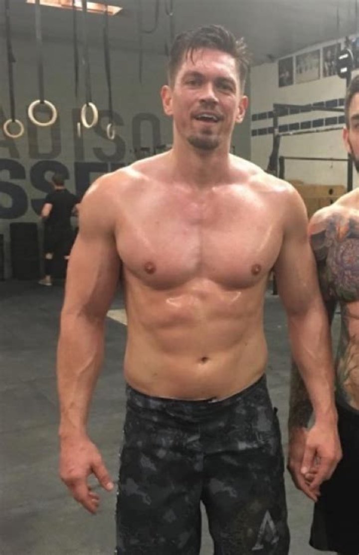 Steve Howey in a shirtless mirror selfie in October 2016