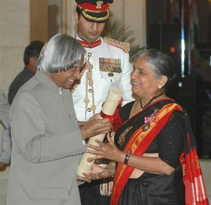 Sudha Murthy seen receiving the Padma Shri Award from the former President Dr. A.P.J. Abdul Kalam in 2006
