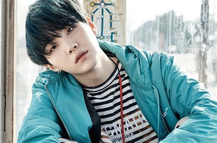 Suga at the 2017 Billboard Music Awards