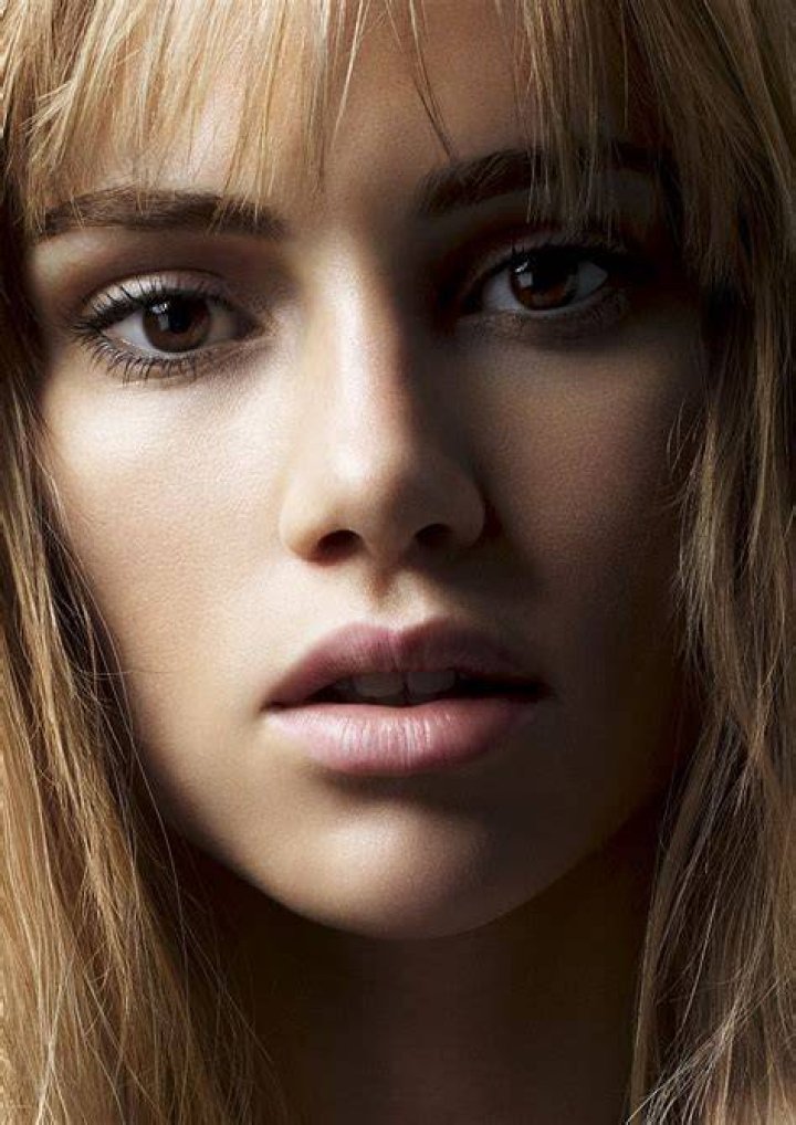 Suki Waterhouse Face Closeup