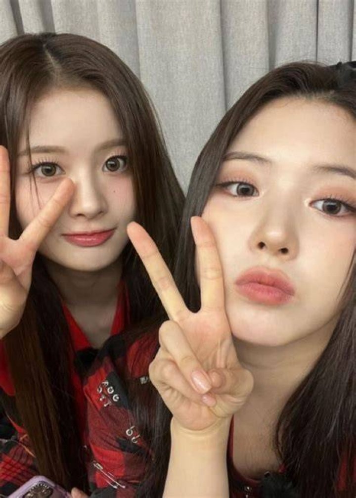 Sullyoon as seen with other members of NMIXX in 2022
