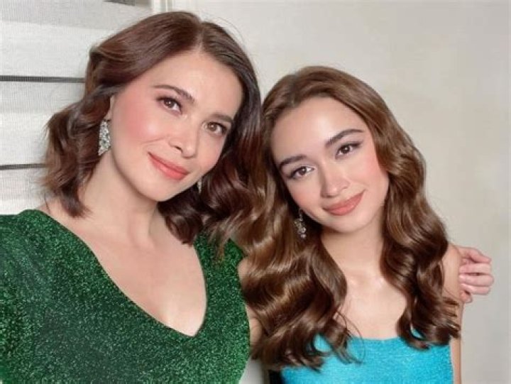 Sunshine Cruz (Left) in a selfie with Angelina Cruz in September 2022