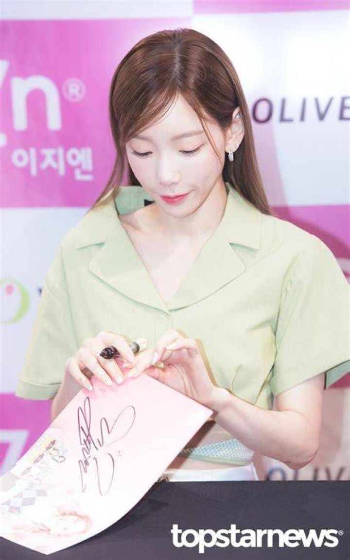 Taeyeon at a fan signing event in November 2016