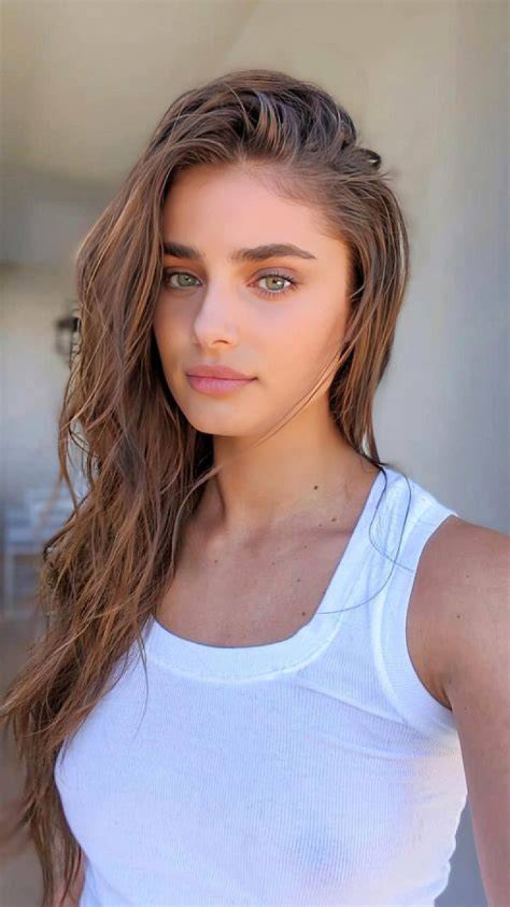 Taylor Hill for H&M Spring 2014 Collection.