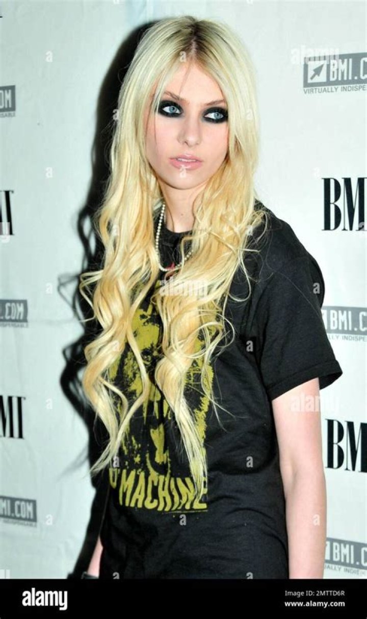 Taylor-Momsen-Roaming Taylor Momsen Roaming