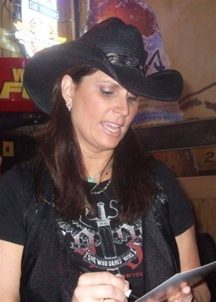 Terri Clark signing autographs at the Rusty Spur, Fort Wayne, Indiana in February 2010