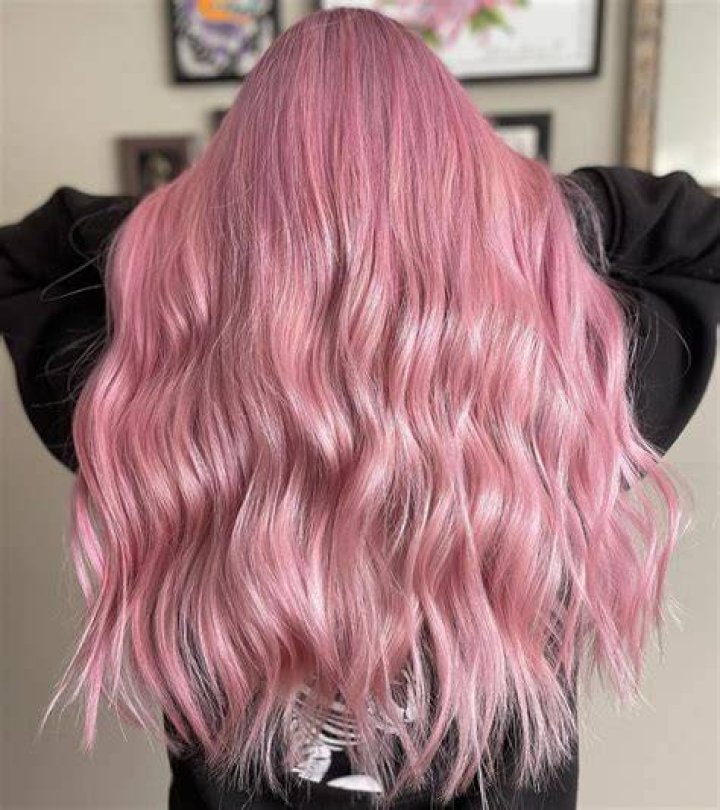 Thalía in pink hair in February 2018 selfie