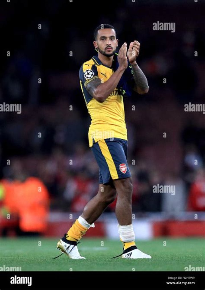 Theo Walcott applauds fans after Arsenal&rsquo;s 2-0 win against Bournemouth at Emirates Stadium in December 2015