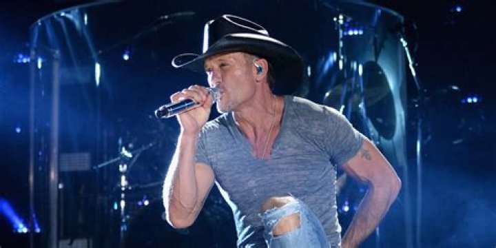 Tim Mcgraw singing on stage