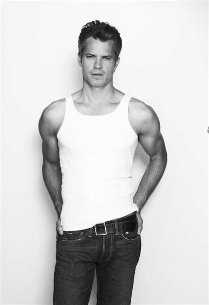 Timothy Olyphant showing his shoulders and biceps