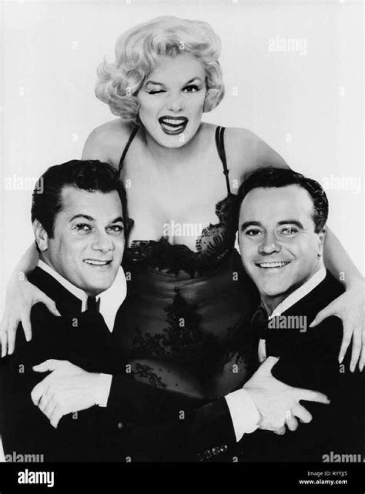 Tony Curtis and Marilyn Monroe in a promotional image for 'Some Like it Hot' (1959)