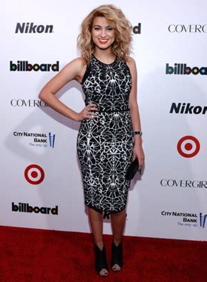 Tori Kelly height
