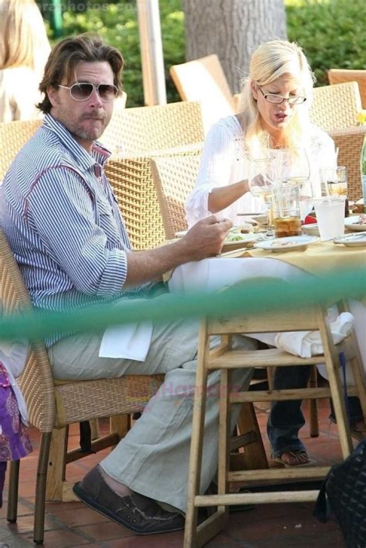 Tori Spelling eating