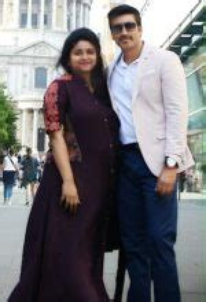 Tottempudi Gopichand as seen while smiling in a picture with his wife Reshma in May 2021