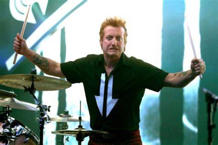Tré Cool in green highlighted hair in December 2017