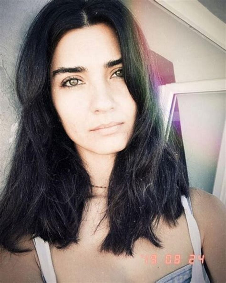 Tuba Buyukustun in a selfie with Onur Saylak in the background in London in February 2016