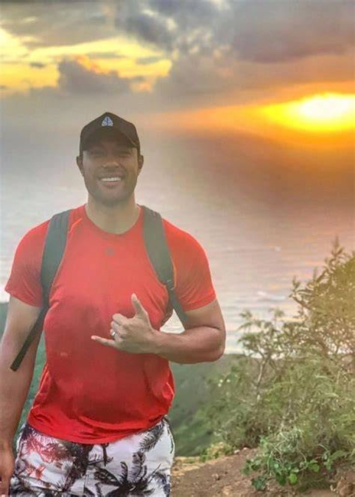 Uli Latukefu as seen while taking a shirtless selfie in October 2020