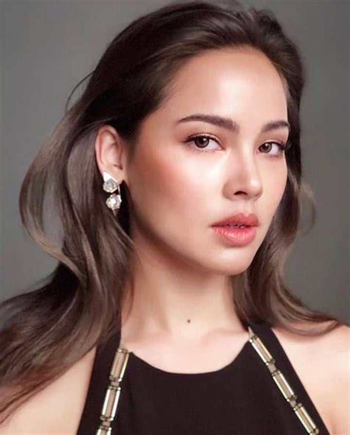 Urassaya Sperbund smiling in a selfie along with Nadech Kugimiya in December 2019