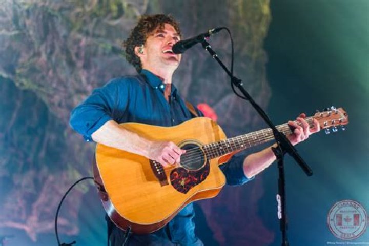 Vance Joy playing as the opening act for Taylor Swift in 2015