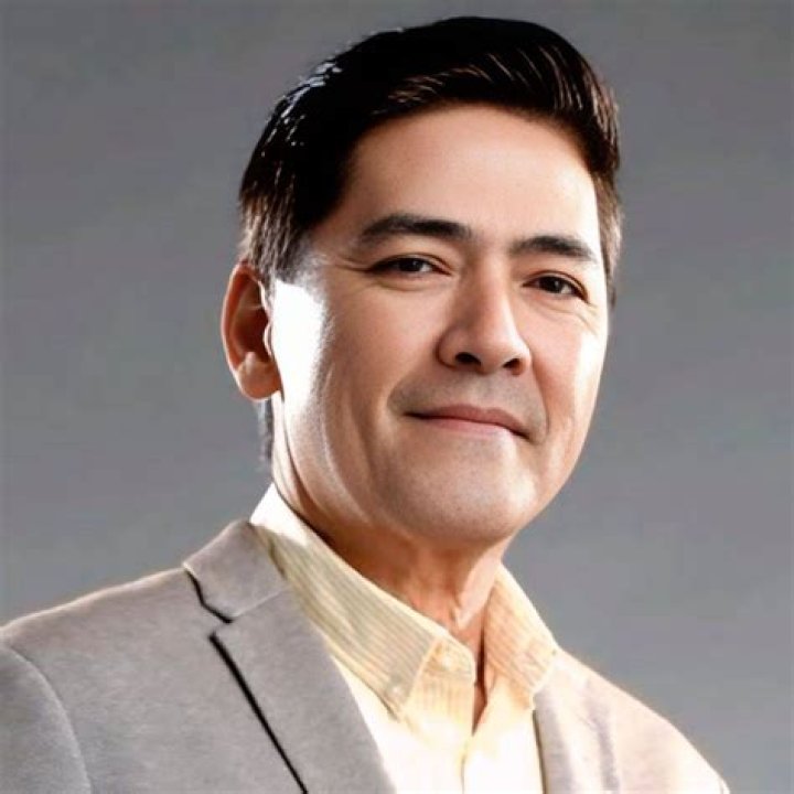 Vic Sotto as seen in a picture taken while he was giving out free shawarma during the grand opening of Turks Shawarma at the second floor of SM Cherry Antipolo City on Sunday, July 23, 2017